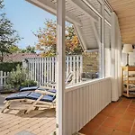 Three-Bedroom Holiday Home In Humble