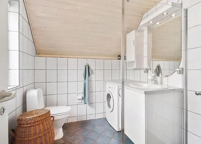 Three-Bedroom Holiday Home In Humble Feriehus